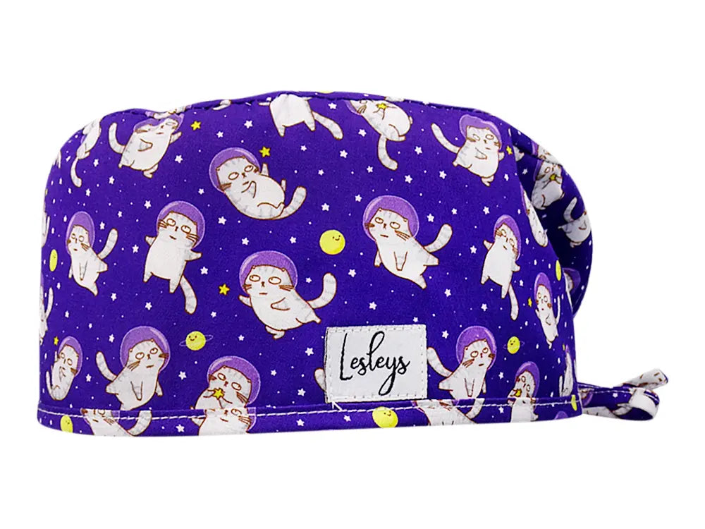 Stoff OP Haube aus Baumwolle Space Cats. Bunte OP Mütze für Damen und Herren