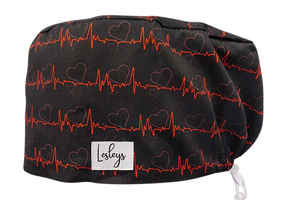 Stoff OP Haube aus Baumwolle Rotes EKG. Bunte OP Mütze für Damen und Herren