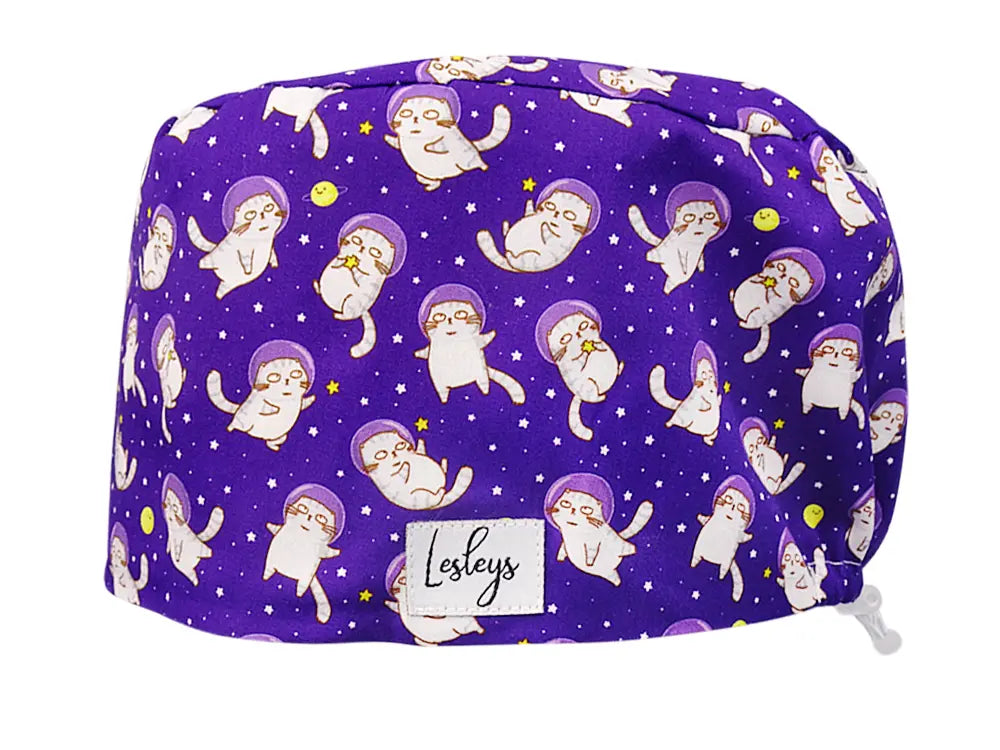Stoff OP Haube aus Baumwolle Space Cats. Bunte OP Mütze für Damen und Herren