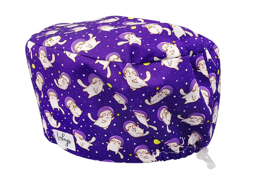 Stoff OP Haube aus Baumwolle Space Cats. Bunte OP Mütze für Damen und Herren
