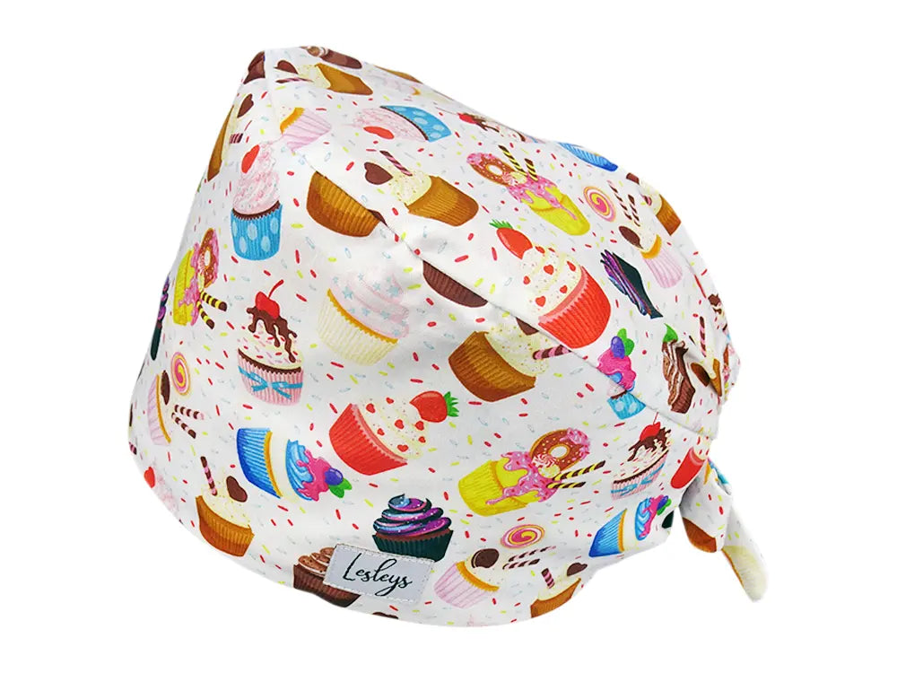 Stoff OP Haube aus Baumwolle Sweet Cupcakes. Bunte OP Mütze für Damen und Herren