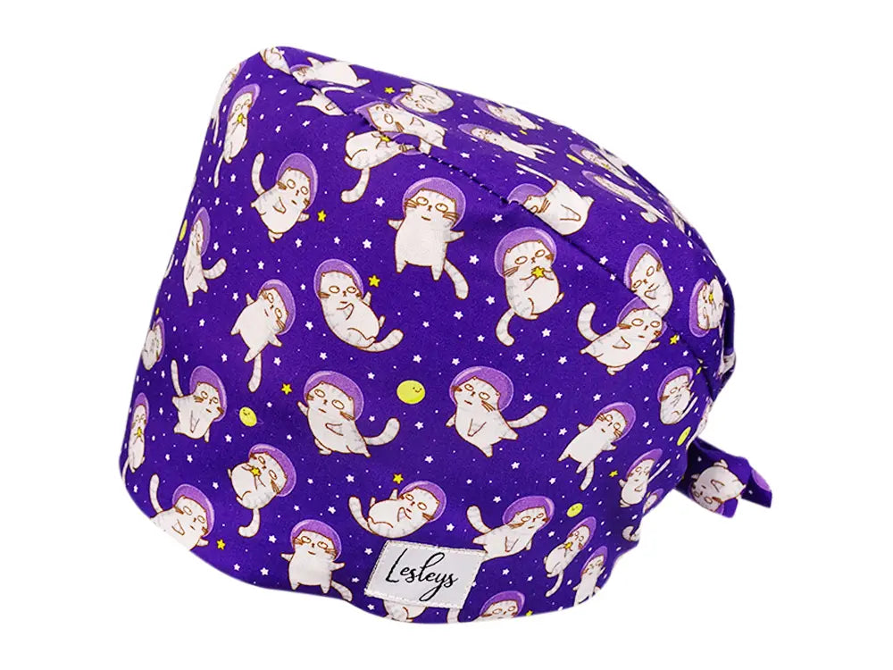 Stoff OP Haube aus Baumwolle Space Cats. Bunte OP Mütze für Damen und Herren