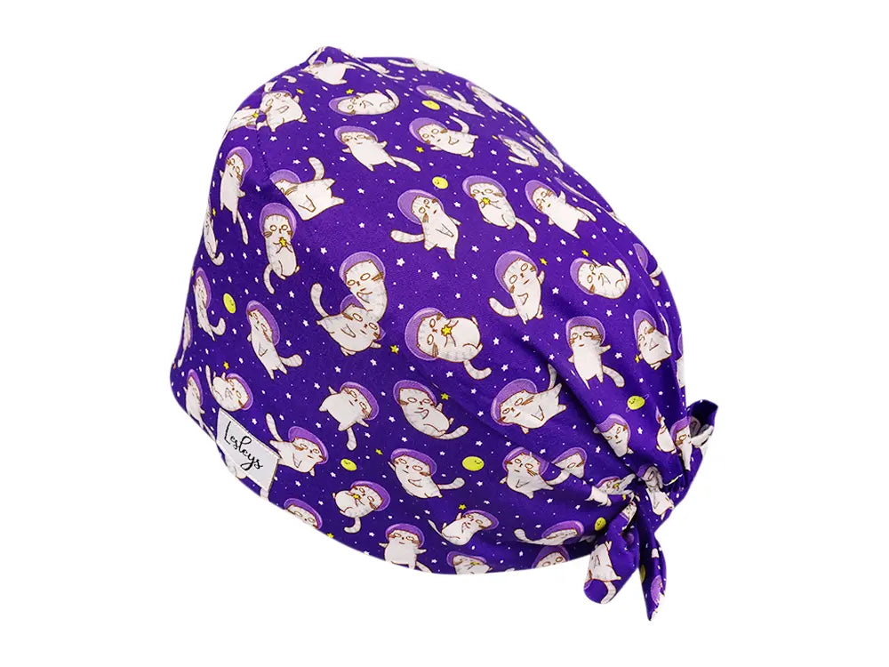 Stoff OP Haube aus Baumwolle Space Cats. Bunte OP Mütze für Damen und Herren