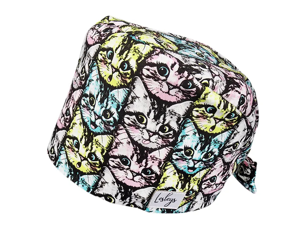 Stoff OP Haube aus Baumwolle Curious cats. Bunte OP Mütze für Damen und Herren