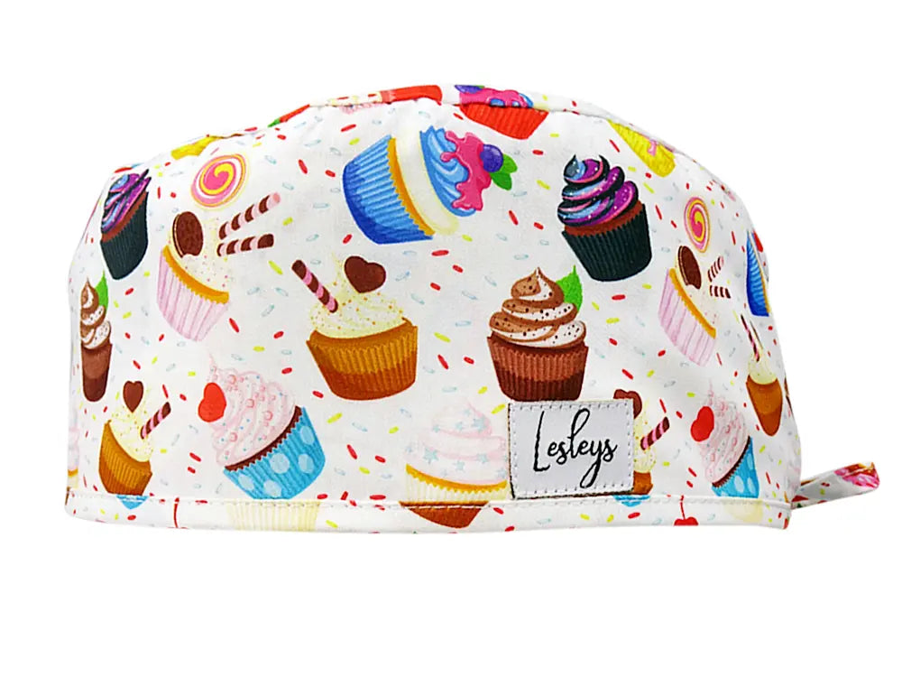 Stoff OP Haube aus Baumwolle Sweet Cupcakes. Bunte OP Muetze fuer Damen und Herren