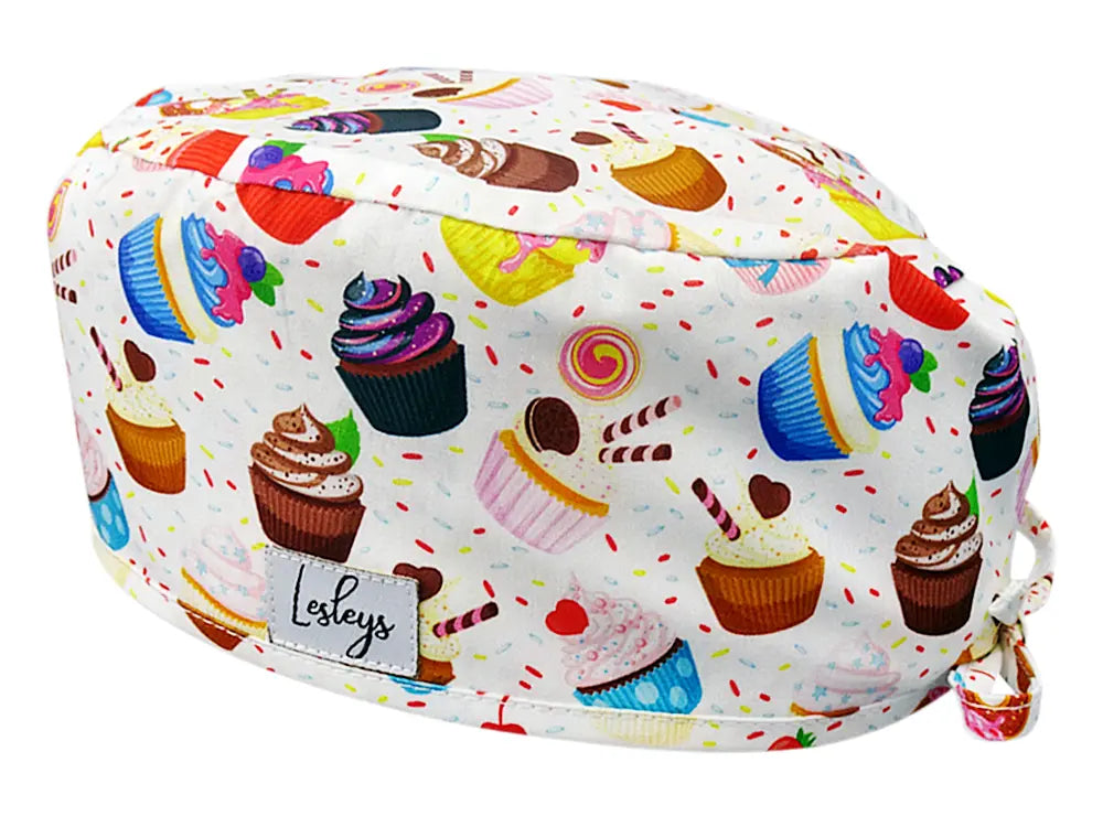 Stoff OP Haube aus Baumwolle Sweet Cupcakes. Bunte OP Muetze fuer Damen und Herren
