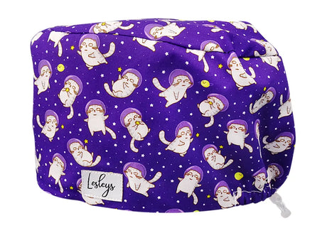 Stoff OP Haube aus Baumwolle Space Cats. Bunte OP Mütze für Damen und Herren