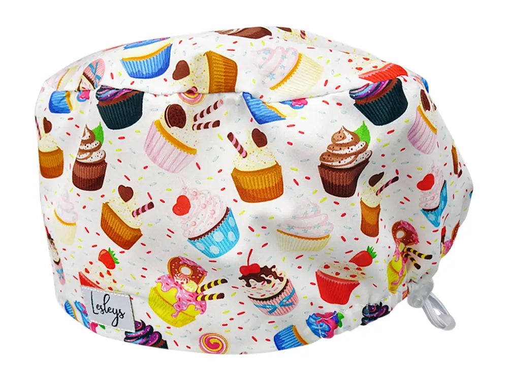 Stoff OP Haube aus Baumwolle Sweet Cupcakes. Bunte OP Muetze fuer Damen und Herren