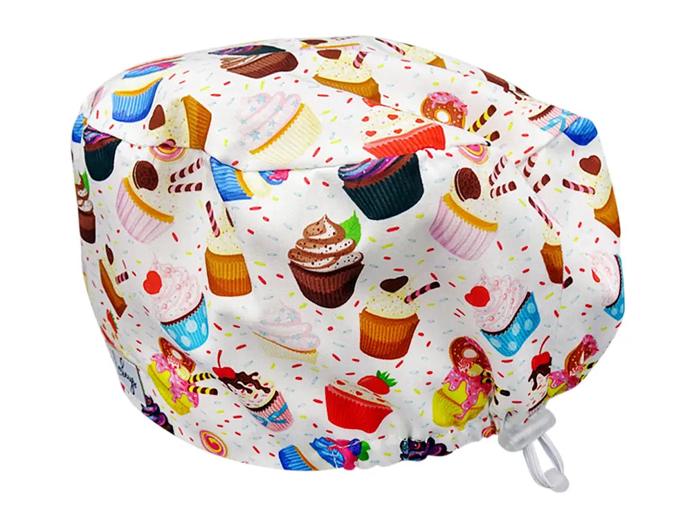 Stoff OP Haube aus Baumwolle Sweet Cupcakes. Bunte OP Muetze fuer Damen und Herren
