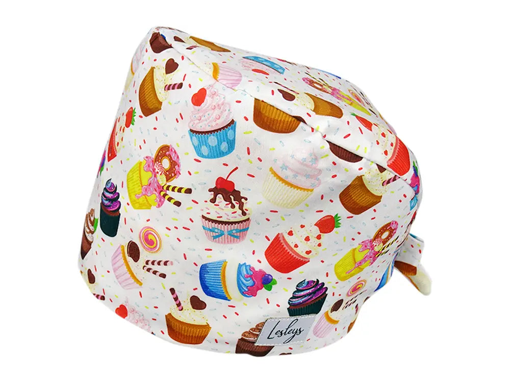 Stoff OP Haube aus Baumwolle Sweet Cupcakes. Bunte OP Muetze fuer Damen und Herren