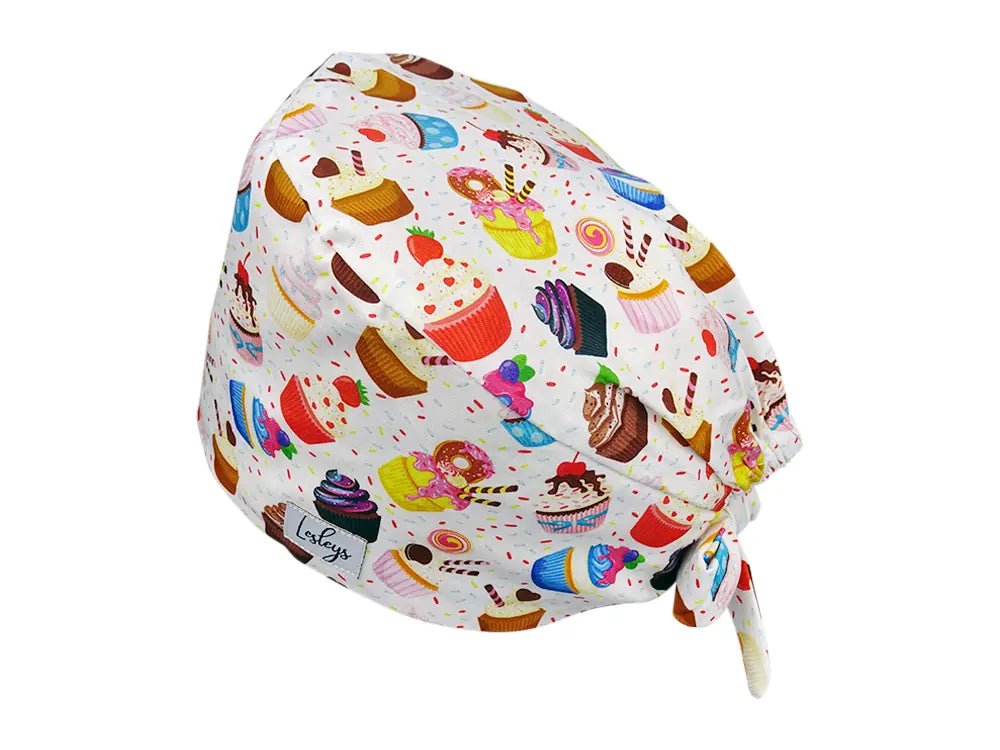 Stoff OP Haube aus Baumwolle Sweet Cupcakes. Bunte OP Muetze fuer Damen und Herren